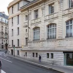 GuestReady - Superb Appt près du Pathéon